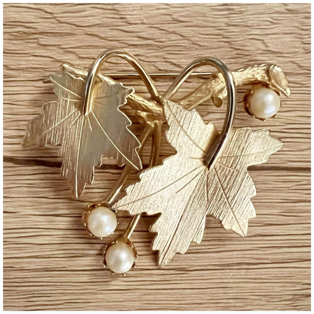 Sarah Coventry ‘Precious’ 1964 Cultured Pearls Maple Leaf Brooch Pin in Gold